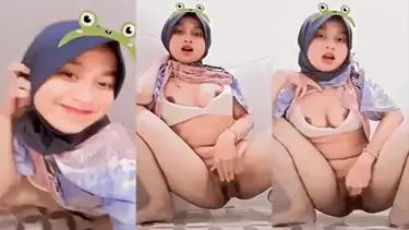 Bokep Jilbab ABG Binal Asyik Main Jari Muncrat poster