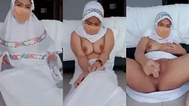 Bokep Jilbab Maelaela Mukena Toge Colmek Dildo poster